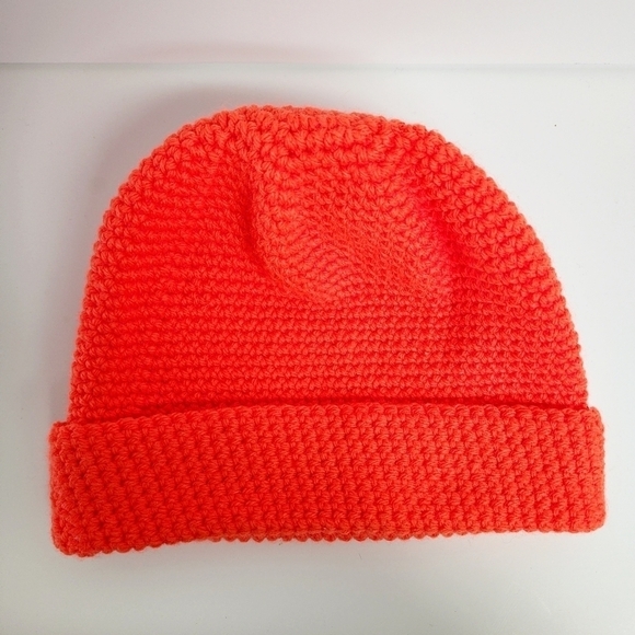HAND KNITTED BEANIE HAT - Picture 1 of 3